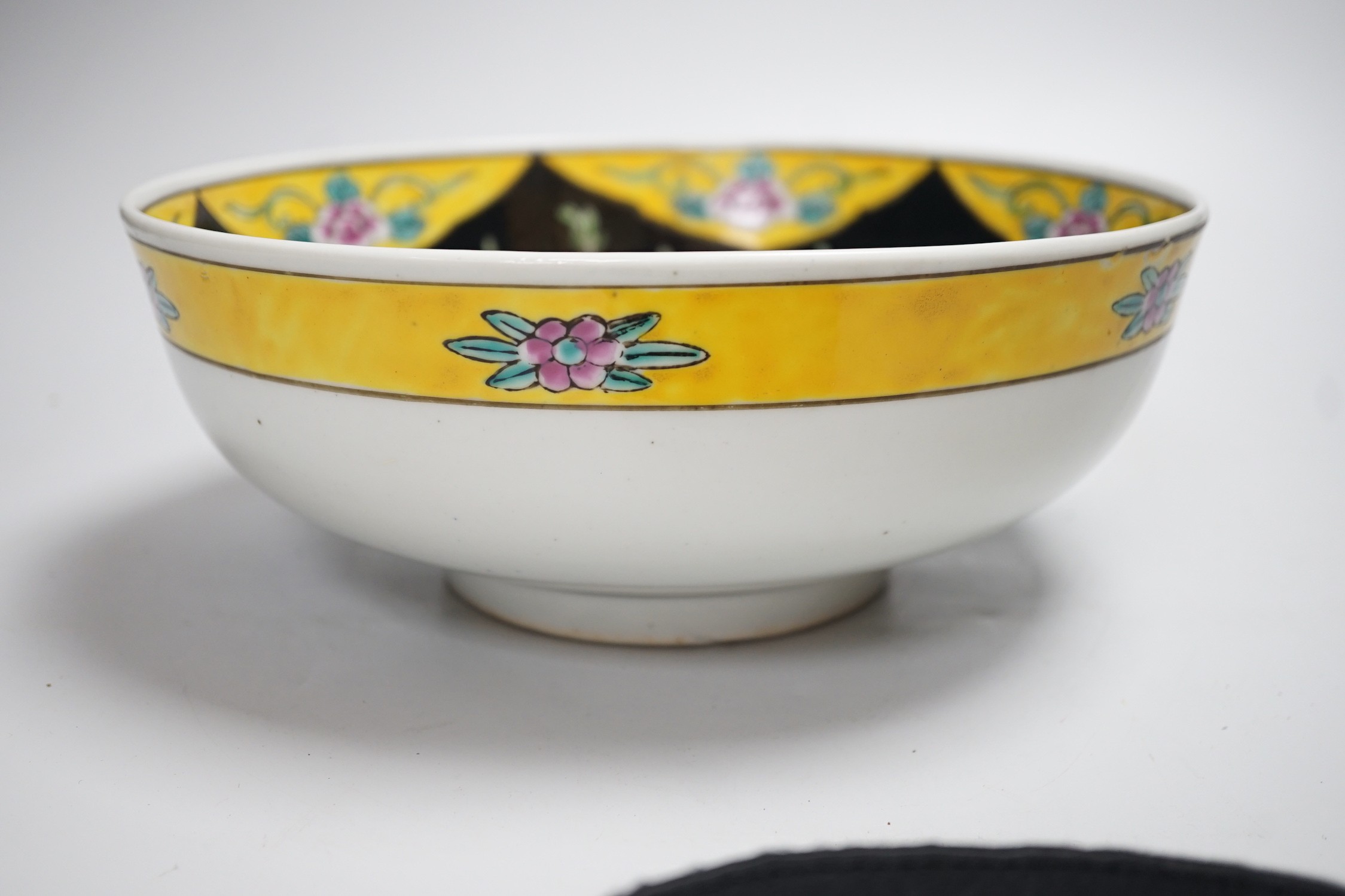 A Japanese porcelain bowl, 25cm diameter